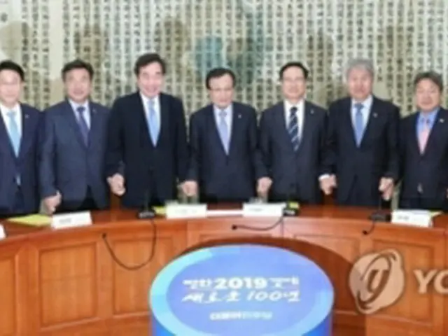 協議した与党関係者や政府高官ら＝２日、ソウル（聯合ニュース）