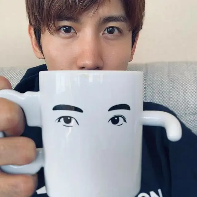 人気グループ東方神起のチャンミンがセフルショットを公開した。