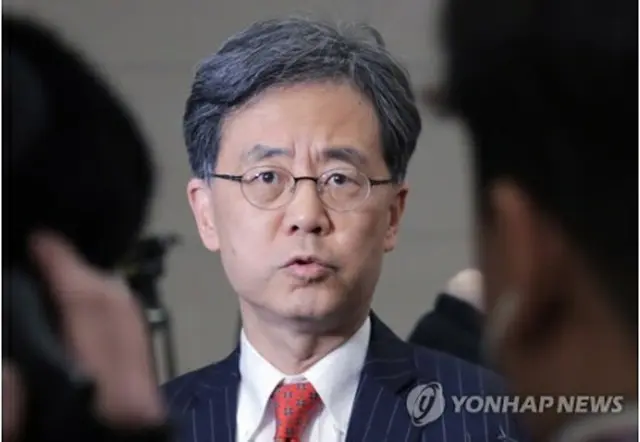 仁川空港で記者団の質問に答える金氏＝5日、仁川（聯合ニュース）