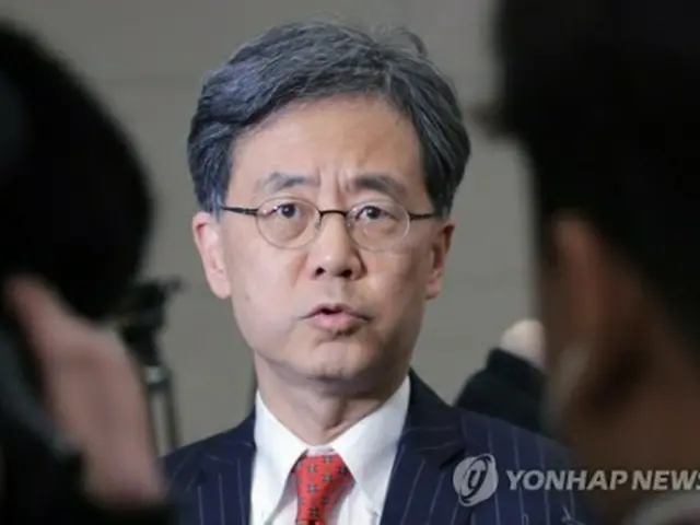 仁川空港で記者団の質問に答える金氏＝5日、仁川（聯合ニュース）