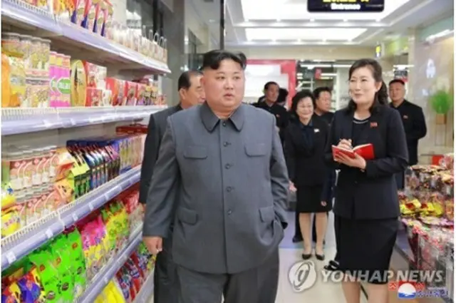 平壌の大城百貨店を視察する金委員長＝8日、ソウル（朝鮮中央通信＝聯合ニュース）