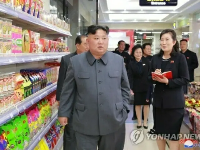 平壌の大城百貨店を視察する金委員長＝8日、ソウル（朝鮮中央通信＝聯合ニュース）