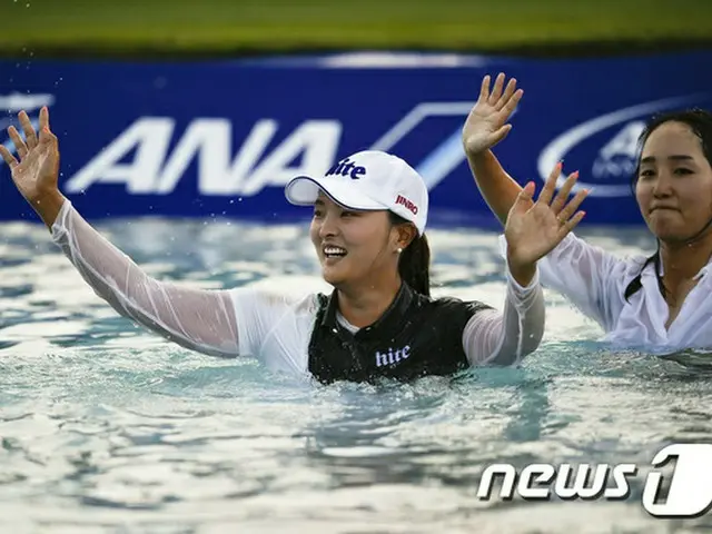 米女子ゴルフ・メジャー初優勝のコ・ジンヨン、優勝セレモニーで笑顔