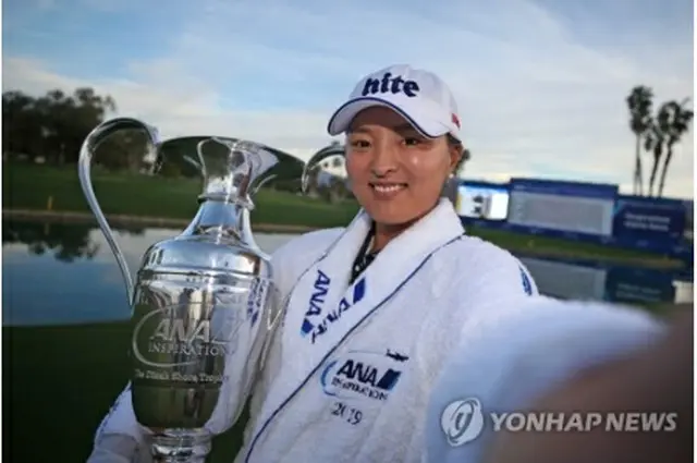 ＡＮＡインスピレーションで優勝トロフィーを手にする高真栄＝（ＡＦＰ＝聯合ニュース）