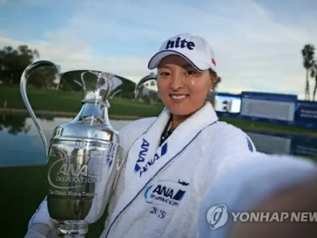 ＡＮＡインスピレーションで優勝トロフィーを手にする高真栄＝（ＡＦＰ＝聯合ニュース）