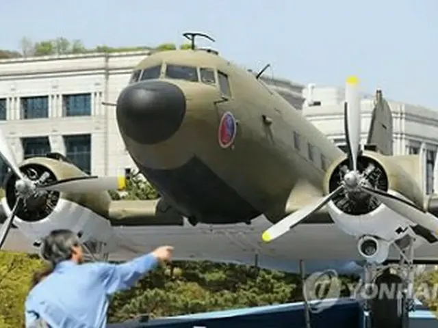 汝矣島公園には輸送機Ｃ―４７が展示されている。１９４５年８月１８日に臨時政府の「光復軍」がＣ―４７でここに着陸した（資料写真）＝（聯合ニュース）