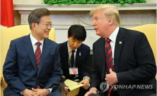 18年5月22日、ホワイトハウスで会談する文大統領（左）とトランプ大統領＝（聯合ニュース）