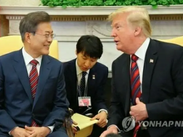 18年5月22日、ホワイトハウスで会談する文大統領（左）とトランプ大統領＝（聯合ニュース）
