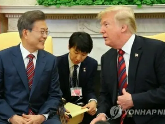 １８年５月２２日、ホワイトハウスで会談する文大統領（左）とトランプ大統領＝（聯合ニュース）