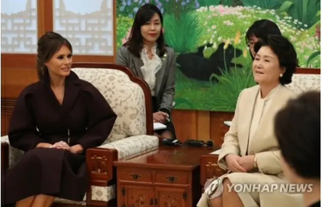 青瓦台で歓談するメラニア夫人（左）と金正淑氏＝聯合ニュース