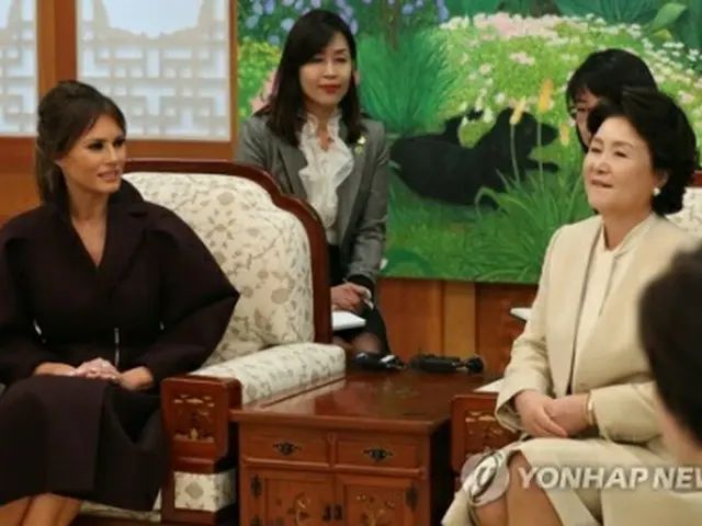 青瓦台で歓談するメラニア夫人（左）と金正淑氏＝聯合ニュース