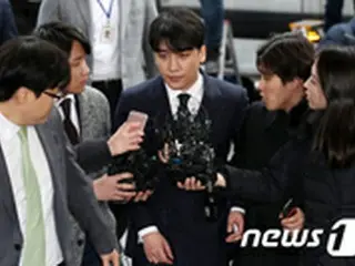V.I（BIGBANG）らの横領疑惑めぐり関係会社を家宅捜索…リン夫人に出頭命令も＝韓国