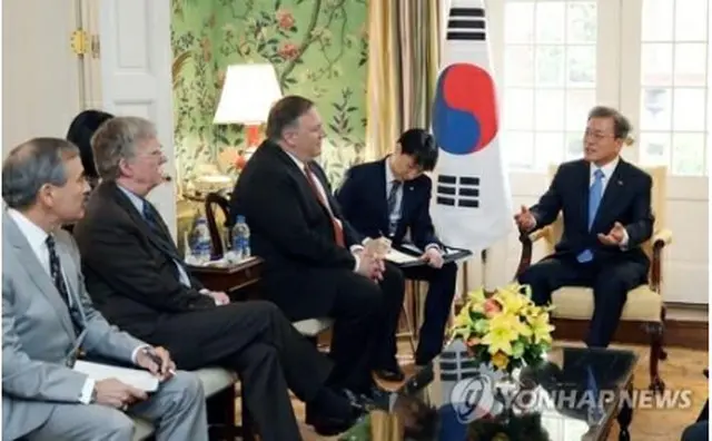 ポンペオ国務長官、ボルトン補佐官と面会する文大統領（右端）＝１１日、ワシントン（聯合ニュース）