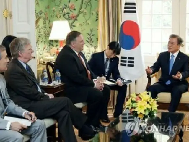 ポンペオ国務長官、ボルトン補佐官と面会する文大統領（右端）＝１１日、ワシントン（聯合ニュース）