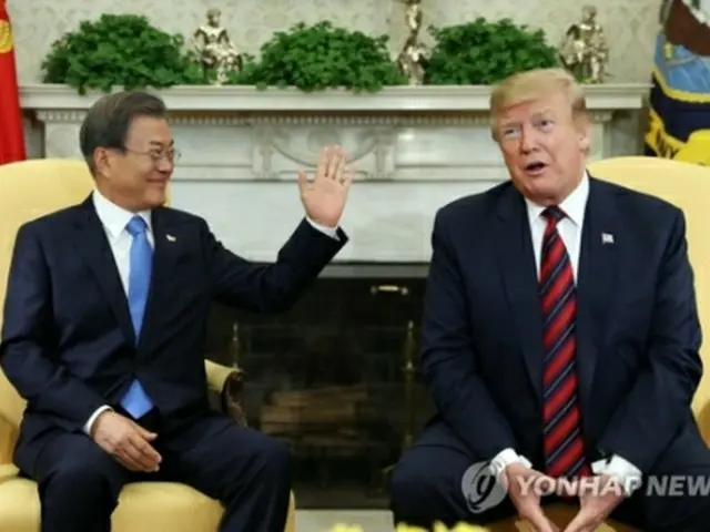 会談する文大統領（左）とトランプ大統領＝１１日、ワシントン（聯合ニュース）