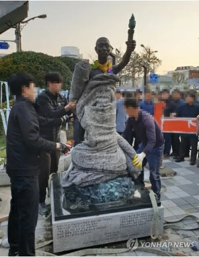 労働者像を撤去する釜山市の関係者（読者提供）＝１２日、釜山（聯合ニュース）