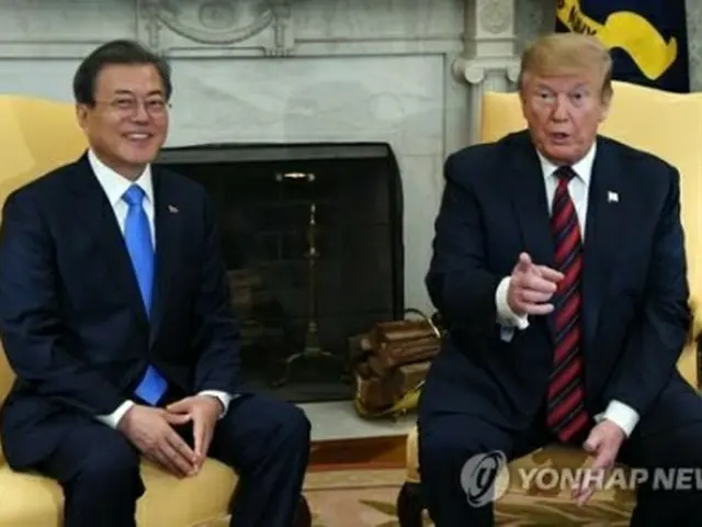 会談する文大統領（左）とトランプ大統領＝１１日、ワシントン（聯合ニュース）