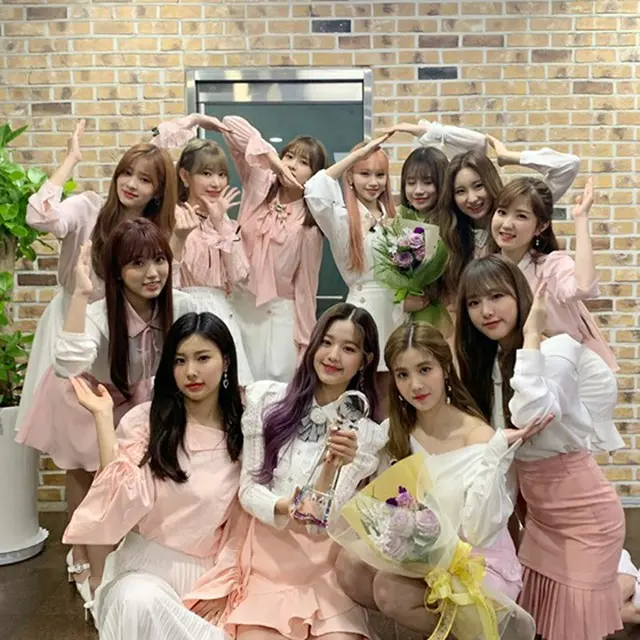 人気アイドルグループ「IZ*ONE」がデビュー後初めて地上波音楽放送の1位に上がった。（提供:OSEN)