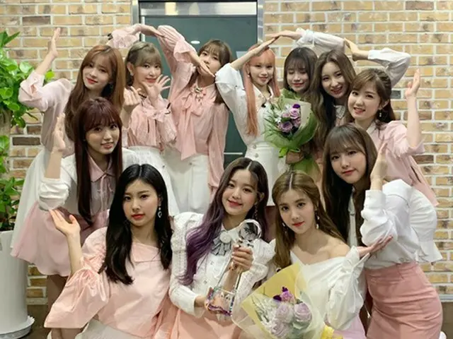 人気アイドルグループ「IZ*ONE」がデビュー後初めて地上波音楽放送の1位に上がった。（提供:OSEN)