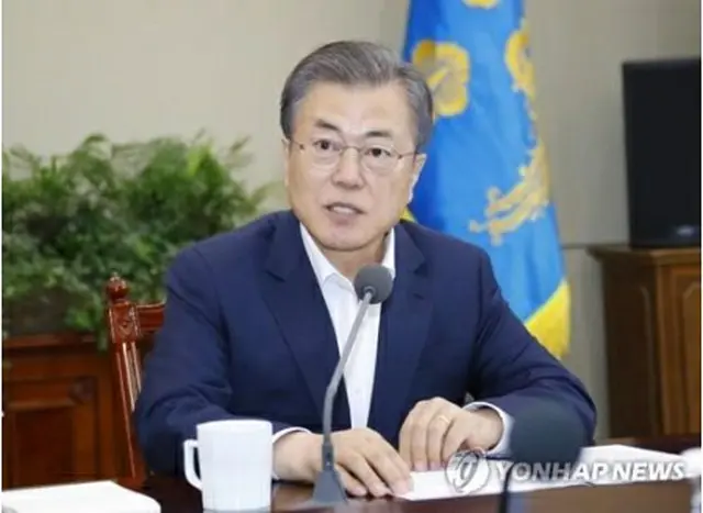 首席秘書官・補佐官会議で発言する文大統領＝１５日、ソウル（聯合ニュース）