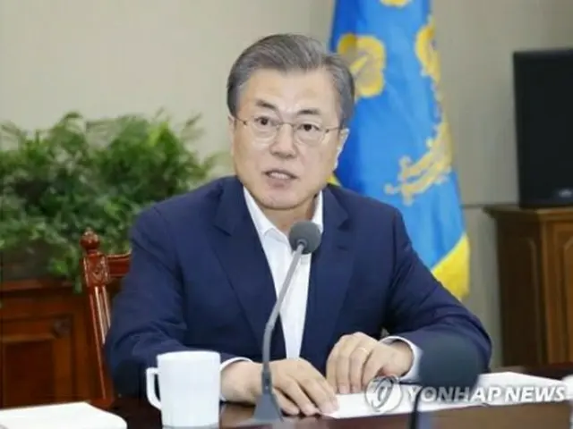 首席秘書官・補佐官会議で発言する文大統領＝１５日、ソウル（聯合ニュース）