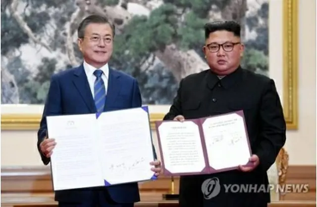 昨年9月19日、平壌共同宣言に署名した文大統領（左）と金委員長（写真共同取材団）＝（聯合ニュース）