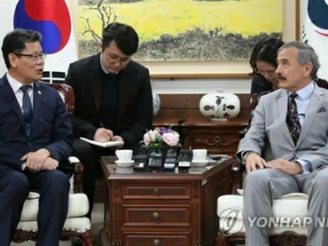 会談する金長官（左）とハリス大使＝１６日、ソウル（聯合ニュース）