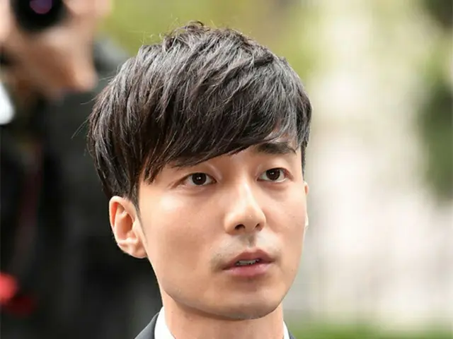 わいせつ物流布容疑によって在宅起訴意見で検察に送致された韓国歌手ロイ・キム（本名キム・サンウ、25）の余波が“ロイ・キム森”にまで及んでいる。（提供:OSEN）
