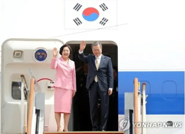 京畿道・城南のソウル空港（軍用空港）から中央アジア３カ国歴訪に出発した文大統領夫妻＝１６日、城南（聯合ニュース）