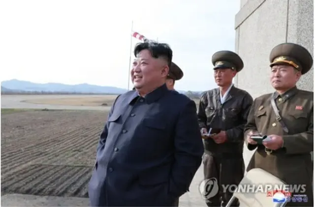 空軍の飛行訓練を見守る金委員長＝16日、平壌（朝鮮中央通信＝聯合ニュース