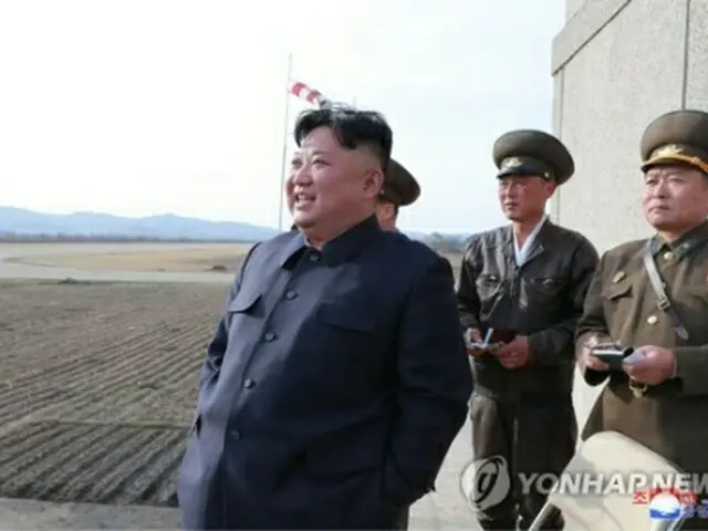 空軍の飛行訓練を見守る金委員長＝16日、平壌（朝鮮中央通信＝聯合ニュース