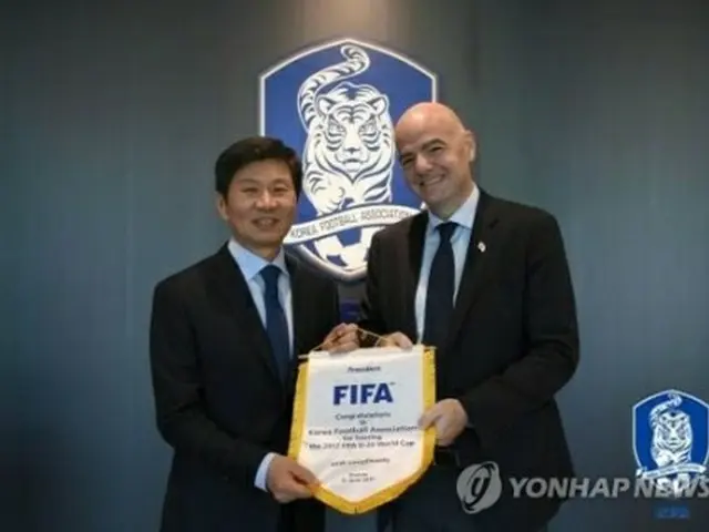 大韓サッカー協会の鄭夢奎（チョン・モンギュ）会長（左）とＦＩＦＡのインファンティノ会長（大韓サッカー協会提供）＝（聯合ニュース）