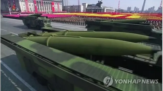 北朝鮮の朝鮮中央テレビが2018年2月8日に放送した朝鮮人民軍創建日（建軍節）の軍事パレードには、新型地対地短距離弾道ミサイルと推定されるミサイルが登場した＝（聯合ニュース）