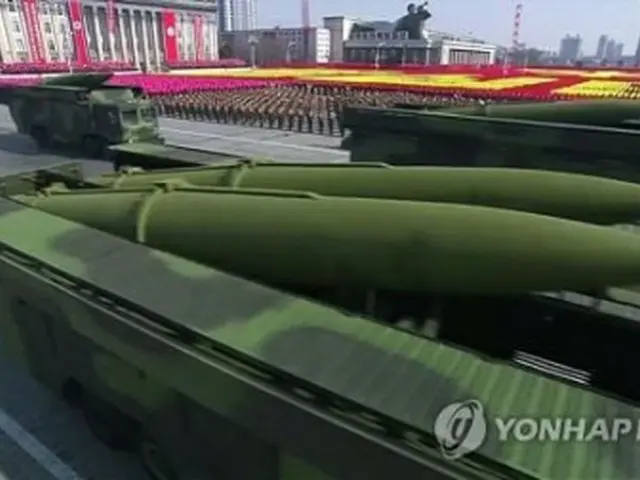 北朝鮮の朝鮮中央テレビが2018年2月8日に放送した朝鮮人民軍創建日（建軍節）の軍事パレードには、新型地対地短距離弾道ミサイルと推定されるミサイルが登場した＝（聯合ニュース）
