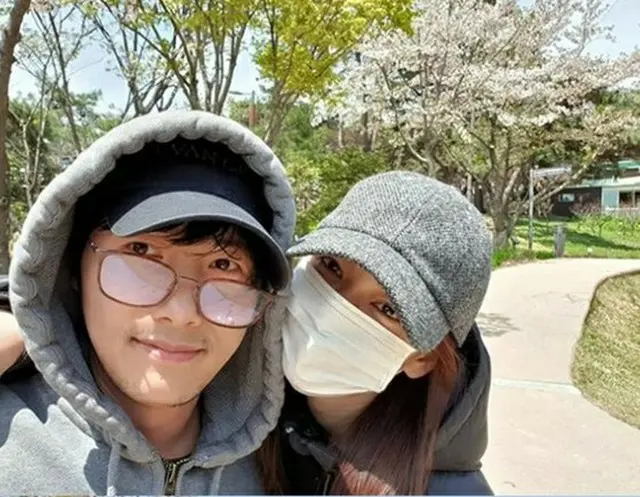 韓国俳優イ・サンウが、妻で女優のキム・ソヨンとのデート写真を公開し、話題になっている。（写真提供:OSEN）