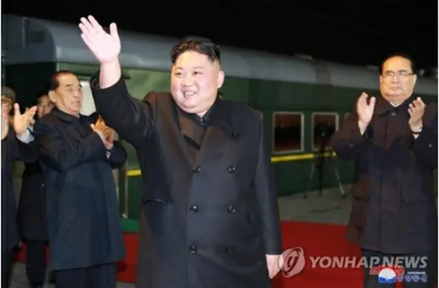 専用列車に乗る前に手を振る金委員長＝２４日、ソウル（朝鮮中央通信＝聯合ニュース）
