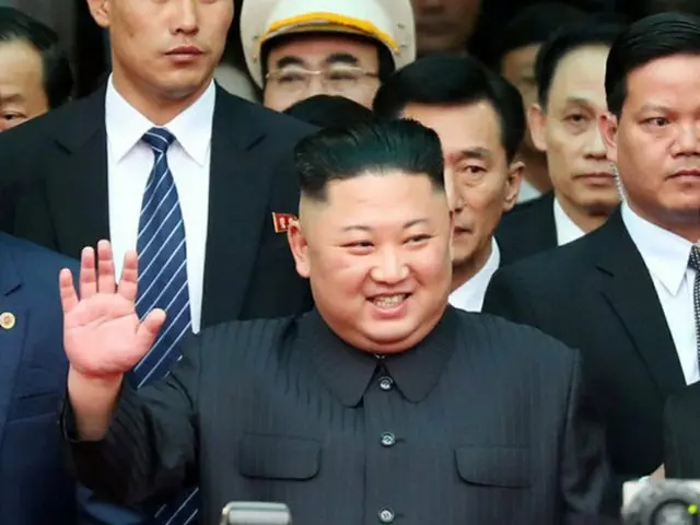 正恩氏の特別列車、ロシア・ハサン駅に到着＝歓迎行事で笑顔