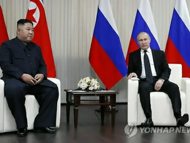 会談する金委員長（左）とプーチン大統領＝25日、ウラジオストク（EPA＝聯合ニュース）
