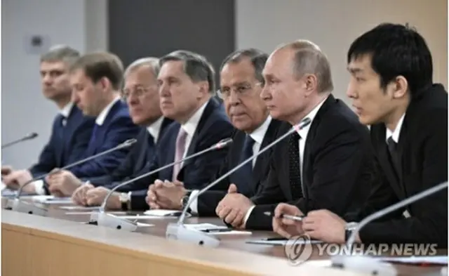 金委員長の発言に耳を傾けるプーチン大統領（ロシア大統領府提供）＝（聯合ニュース）