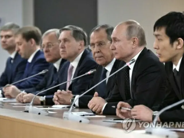 金委員長の発言に耳を傾けるプーチン大統領（ロシア大統領府提供）＝（聯合ニュース）