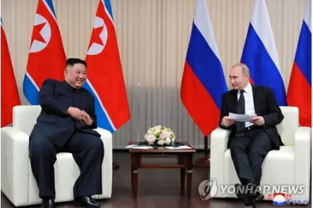 北朝鮮の朝鮮中央通信は、25日に開かれたロ朝首脳会談の写真をホームページに掲載した＝26日、ソウル（聯合ニュース）