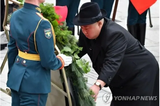献花する金正恩氏＝26日、ウラジオストク（AFP＝聯合ニュース）