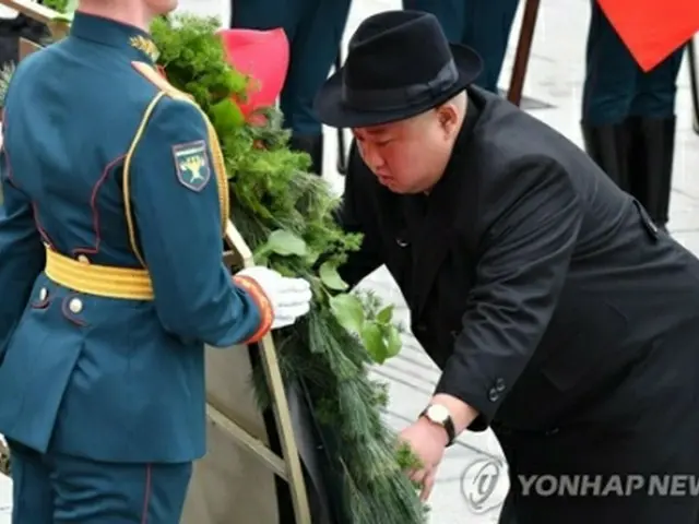 献花する金正恩氏＝26日、ウラジオストク（AFP＝聯合ニュース）