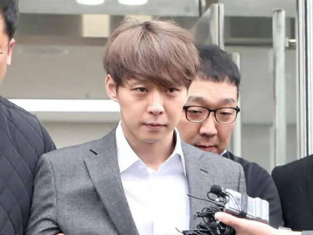 麻薬投薬容疑のパク・ユチョン、令状実質審査終えて留置場へ移動＝拘束可否の結果を待つ（提供:news1）