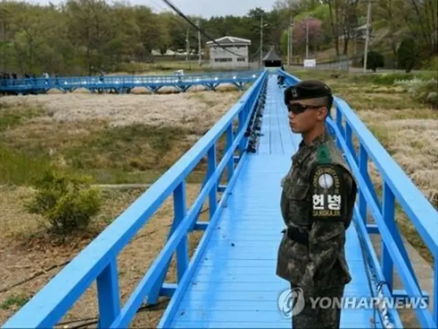 徒歩の橋に立つ韓国軍の兵士（写真共同取材団）=（聯合ニュース）