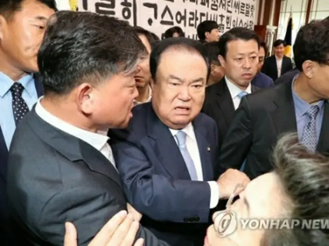 国会議長室を抗議訪問した自由韓国党の議員らと文氏（中央）＝３０日、ソウル（聯合ニュース）