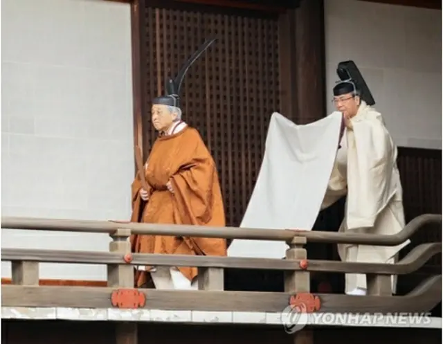 「退位礼当日賢所大前の儀」に臨む天皇＝３０日、東京（共同＝ＡＰ＝聯合ニュース）