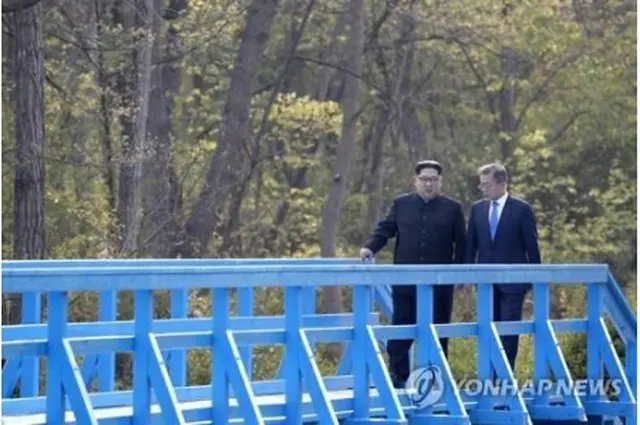 「徒歩の橋」を散策する南北首脳（資料写真）＝（聯合ニュース）