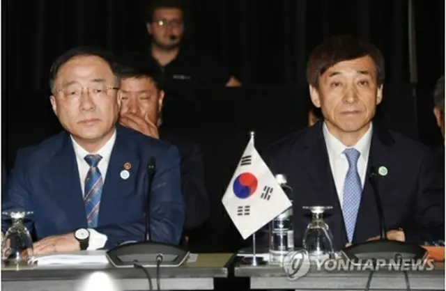 会議に出席した韓国の洪楠基（ホン・ナムギ）経済副首相兼企画財政部長官（左）と李柱烈（イ・ジュヨル）韓国銀行総裁（企画財政部提供）＝（聯合ニュース）