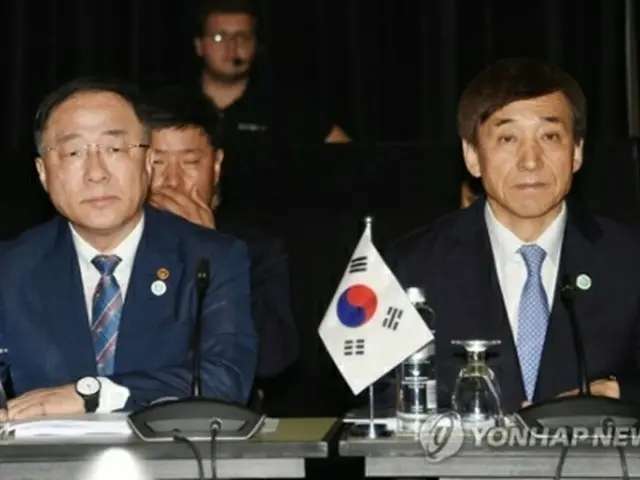 会議に出席した韓国の洪楠基（ホン・ナムギ）経済副首相兼企画財政部長官（左）と李柱烈（イ・ジュヨル）韓国銀行総裁（企画財政部提供）＝（聯合ニュース）